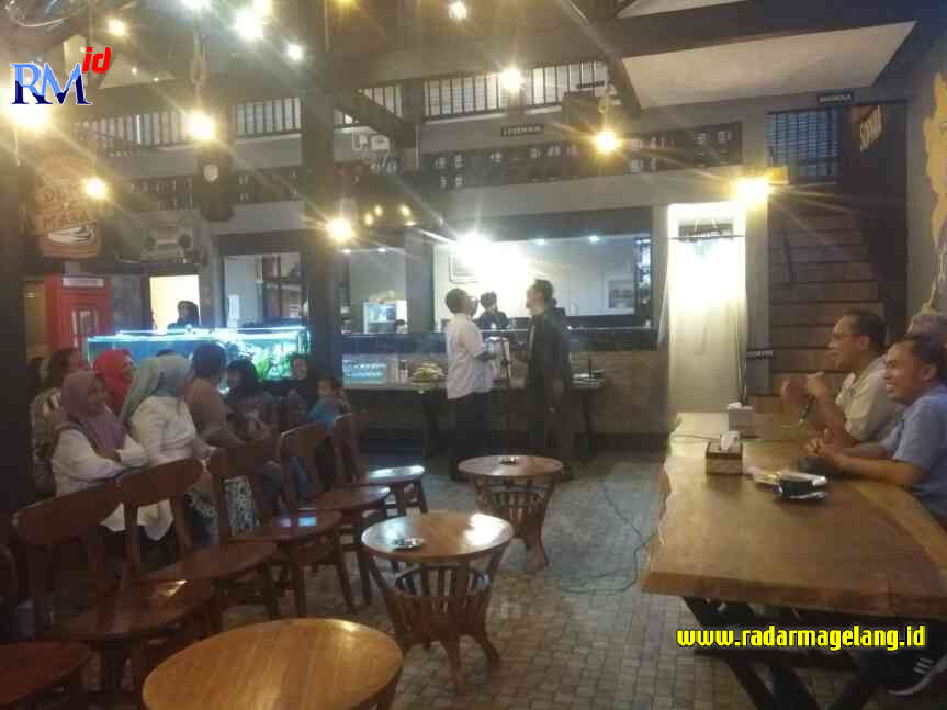 Wali Kota Magelang dr Muchamad Nur Aziz dan jajaran Bank Magelang berdiskusi dengan para pedagang di kawasan Lembah Tidar, Kelurahan Magersari, di kafe kopi, Rabu, (25/1/2023) petang. (WARIH KARISMA/JAWA POS RADAR MAGELANG)
