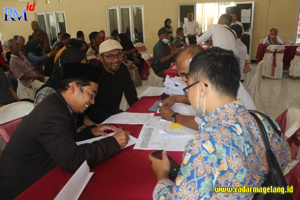 Masyarakat mendapatkan penjelasan bentuk ganti rugi proyek jalan tol Jogjakarta-Bawen, Rabu (11/1), di Kelurahan Tidar Utara. (ROFIK SYARIF G P/RADAR MAGELANG)