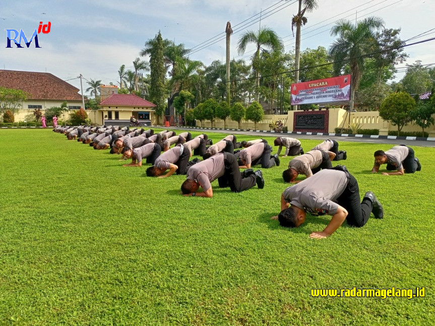 Personel yang mendapatkan kenaikan pangkat sujud syukur bersama di halaman Mapolresta Magelang, Senin (2/1/2023). ROFIK SYARIF G P/RADAR MAGELANG