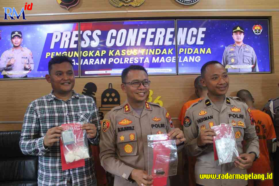 Plt Kapolresta Magelang AKBP Mochamad Sajarod Zakun menunjukkan barang bukti dari kasus narkoba dengan pelaku pasangan suami istri. (ROFIK SYARIF G P/RADAR MAGELANG)