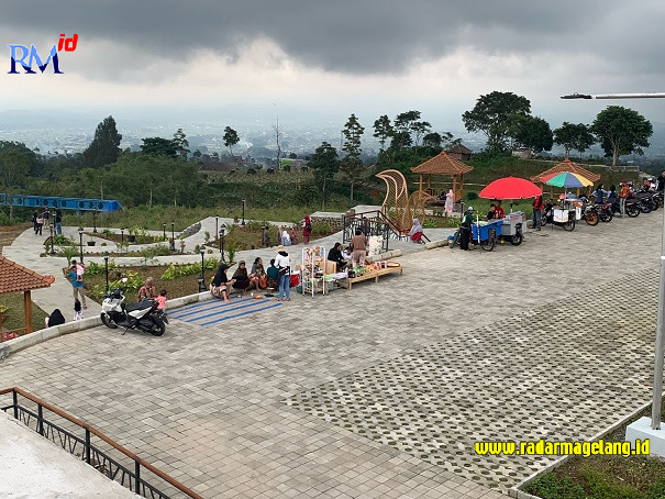 Sejumlah pengunjung di rest area Jumprit menikmati pemandangan alam, Senin (23/1). (ADDIN ALFATH/ JAWA POS RADAR MAGELANG)