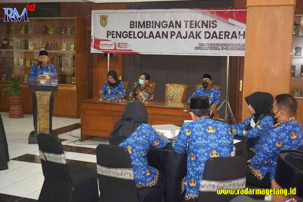 Sekda Kabupaten Magelang Adi Waryanto membuka bimtek pengelola pajak daerah, Selasa (17/1/2023) di Ruang  Cemerlang.