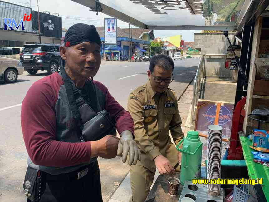 Wakil Bupati Temanggung Heri Ibnu Wibowo mampir ke kedai kopi milik penyandang disabilitas Marsiana di Alun-alun Temanggung Selasa (24/1/2023). (ADDIN ALFATH/ JAWA POS RADAR MAGELANG)