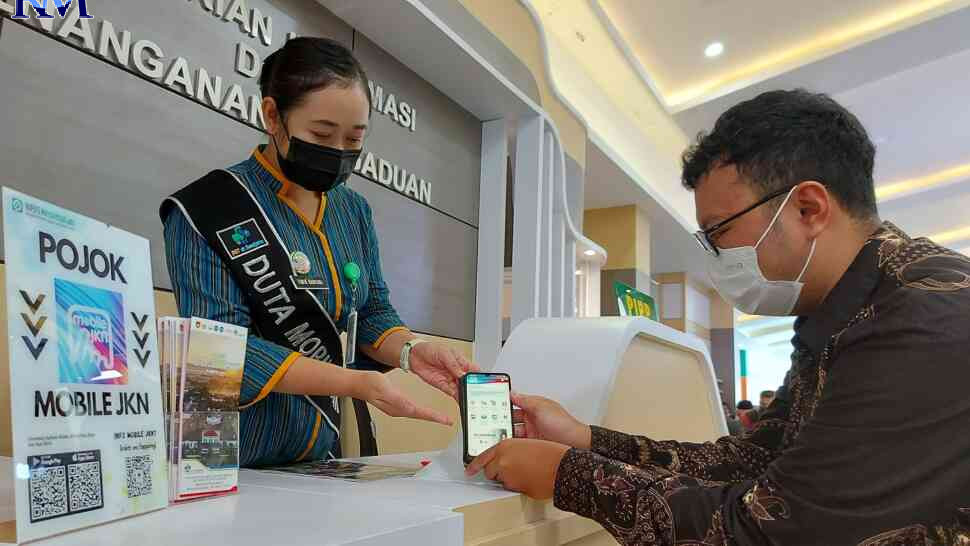 Petugas pemberian informasi dan penanganan pengaduan (PIPP) RST dr Soedjono, Kota Magelang melayani keluarga pasien untuk mengunduh aplikasi Mobile JKN dan mengedukasi cara penggunaannya. (PUPUT PUSPITASARI/JAWA POS RADAR MAGELANG)