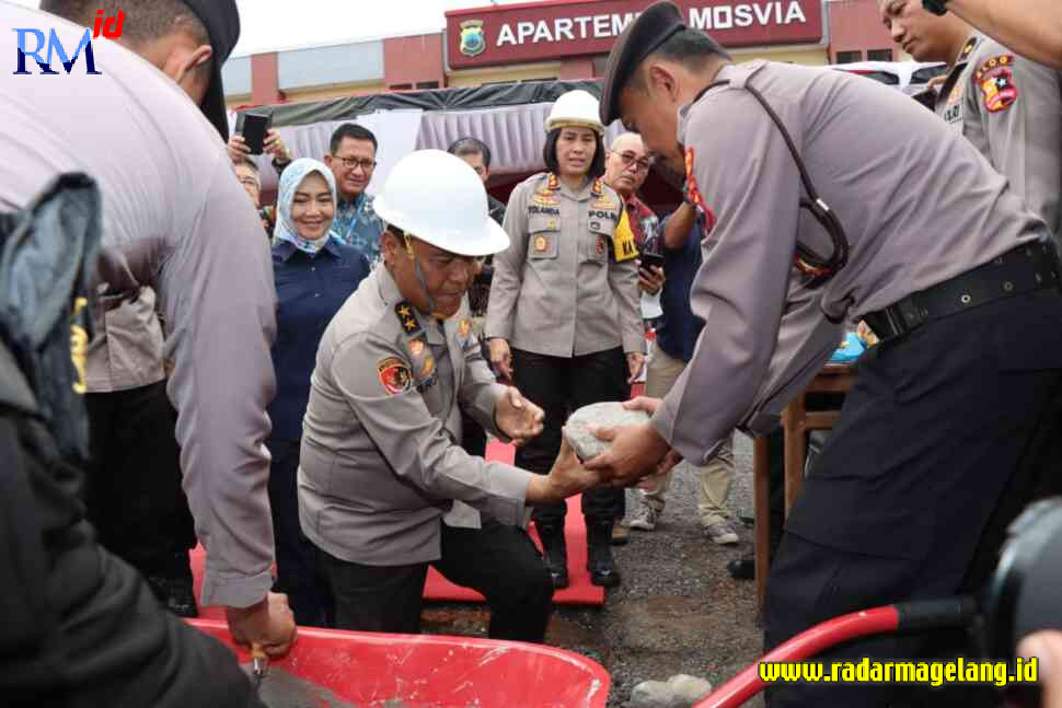 Asisten Logistik Kapolri, Irjen Pol R Prabowo Argo Yuwono saat melakukan peletakan batu pertama pembangunan mako Polres Magelang Kota, Jumat (10/2). (ROFIK SYARIF G P/RADAR MAGELANG)