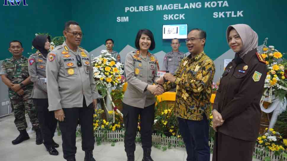 Kapolres Magelang Kota AKBP Yolanda Evalyn Sebayang  menyerahkan SIM Wali Kota Magelang dr Muchamad Nur Aziz di MPP, disaksikan Irwasum Polda Jateng Kombes Pol Untung Sudarto beserta forkompimda Kota Magelang. (ROFIK SYARIF G P/RADAR MAGELANG)