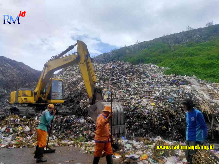 TPA Pasuruhan sudah mengalami overload sejak tahun 2017. Sambil menunggu pembangunan TPST regional, sampah dibuang ke TPA Klegen, Grabag. (M. Iqbal Amar/Jawa Pos Radar Magelang)