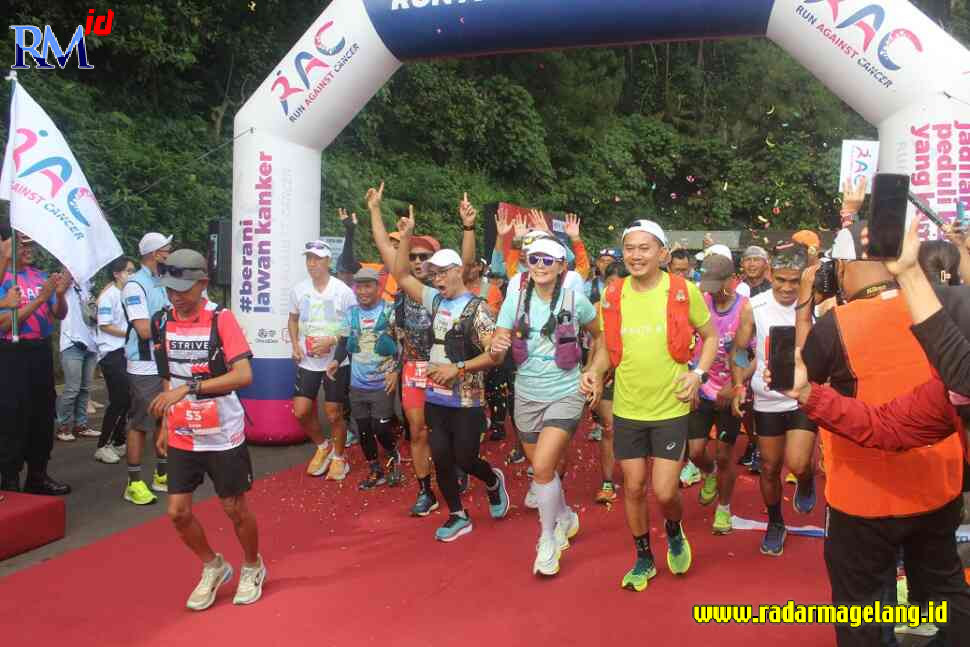 Pelari start di bawah Gunung Tidar Kota Magelang, Sabtu (4/2) dalam event Run Against Cancer (RAC) yang berakhir di Sam Poo Kong Semarang. (ROFIK SYARIF G P/RADAR MAGELANG)