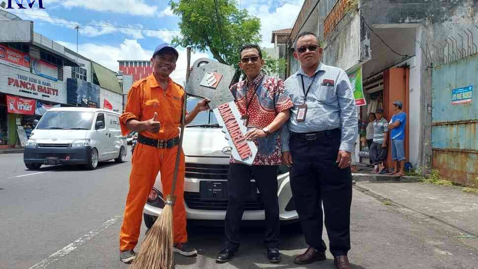 Dirut Perumda BPR Bank Magelang Hery Nurjianto (tengah)  didampingi Direktur Taufik Hidayat (kanan), menyerahkan hadiah utama undian tabungan berhadiah kepada Supriyanto di Jalan Mataram, Pasar Rejowinangun, Selasa (14/2). (PUPUT PUSPITASARI/JAWA POS RADA