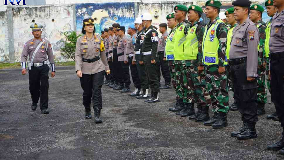 Kapolres Magelang Kota AKBP Yolanda Evelyn Sebayang cek personel pada apel gelar pasukan, Selasa (7/2). (ROFIK SYARIF G P/RADAR MAGELANG)