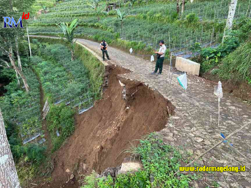 Separo badan jalan di Dusun Jlamprang, Desa Tanggulanom, Kecamatan Selopampang, Kabupaten Temanggung longsor. (IST)