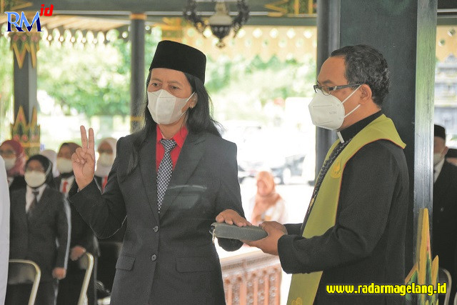 Salah satu dari 94 ASN  yang dilantik  untuk mengisi  kekosongan  kursi eselin 3 dan 4 di Pemkab Wonosobo, Rabu (15/2/2023). (IST)