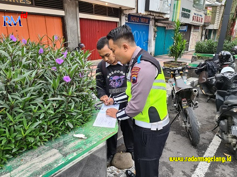 Satlantas Polres Magelang Kota melakukan penindakan kepada pelanggar lalu lintas yang terjaring selama Operasi Keselamatan Candi 2023.
