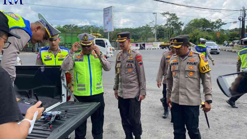 : Petugas dari Ditlantas Polda Jateng saat memantau dan mencoba ETLE Drone di Jalan Suwandi Suwardi Kabupaten Temanggung Selasa (14/2). (Dok Humas Polres Temanggung)