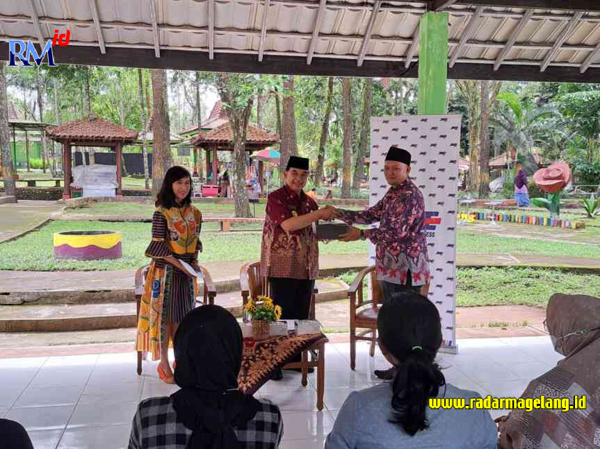 Wakil Wali Kota Magelang M Mansyur bersama Kepala Cabang JNE Magelang Bambang Kristiady dalam talk show Sinergi Ekspedisi dan UMKM Sukseskan Magelang Keren, di TKL Ecopark, Rabu, (15/2). (IST)