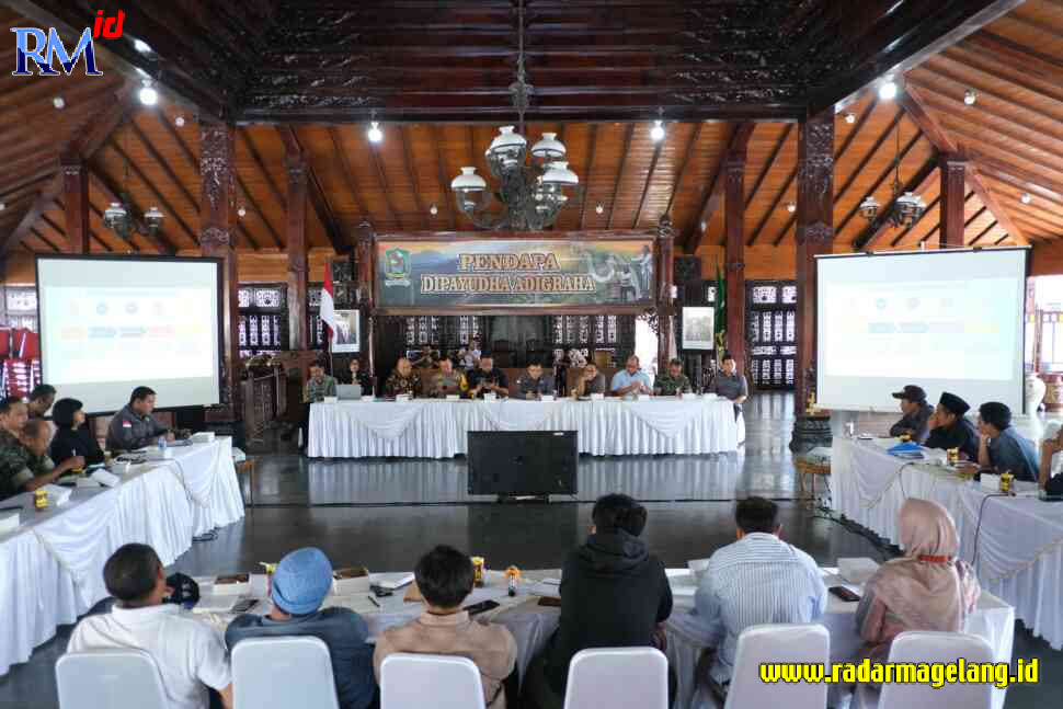 Pertemuan warga Karangtengah, Kecamatan Batur, Banjarnegara dengan PT Geo Dipa Energi, pengembang, peneliti panas bumi UGM di Pendopo Bupati Banjarnegara, Jumat (10/3/2023). (IST)