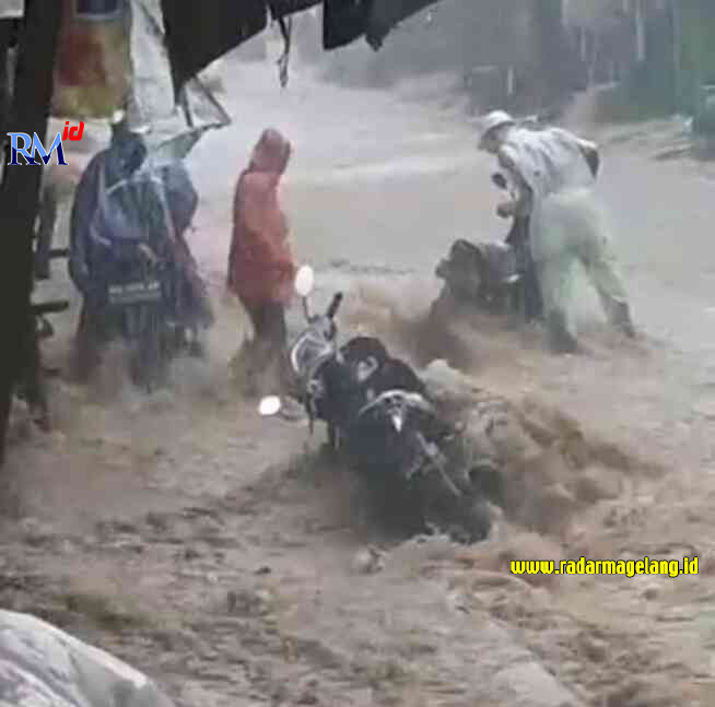 Dua sepeda motor nyaris terserat banjir bandang di jalan Dieng Kejajar, Rabu (29/3) siang.