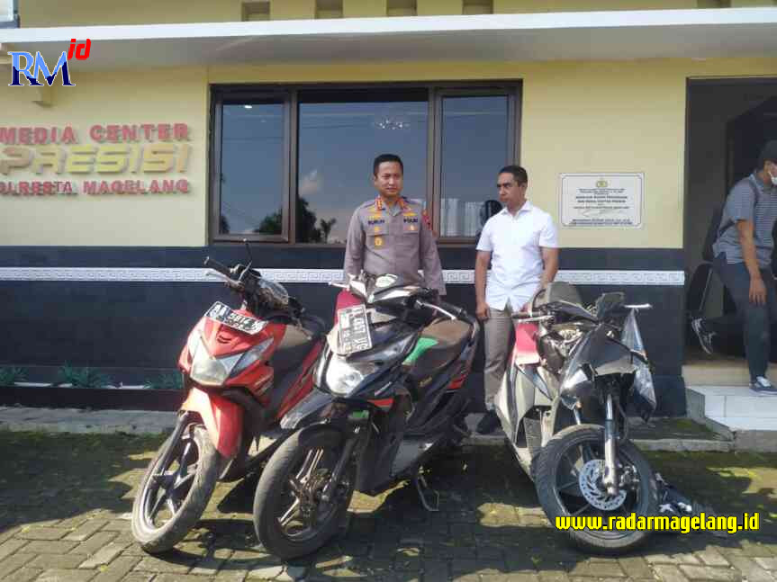 Sepeda motor milik pelaku dan korban disita petugas kepolisian sebagai barang bukti kasus pembacokan di Kayupuring, Banyusari, Grabag pekan lalu (4/3/2023). (M. Iqbal Amar/Jawa Pos Radar Magelang)