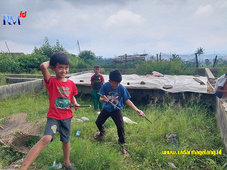 Anak-anak Desa Gandurejo, Kecamatan Bulu, Kabupaten Temanggung menunggu buka puasa dengan permainan tradisional, Sabtu (25/3). (ADDIN ALFATH/ JAWA POS RADAR MAGELANG)