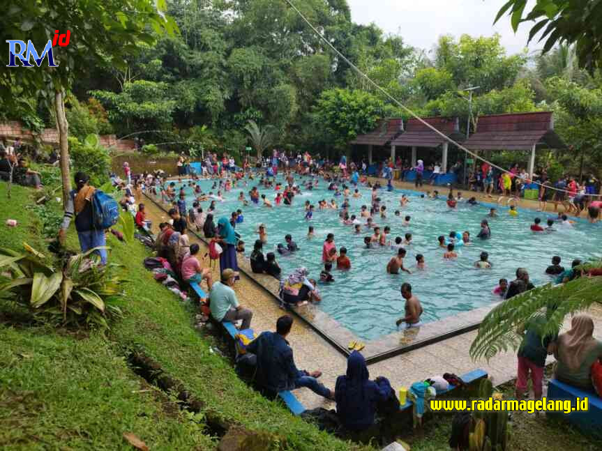 Kolam renang Lembah Manah, Girikulon, Secang dipadati warga yang melakukan tradisi padusan sebelum puasa Ramadan, Rabu (22/3). (M. IQBAL AMAR/JAWA POS RADAR MAGELANG)