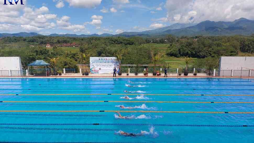 Para atlet dari berbagai daerah mengikuti kejuaraan renang di Kota Magelang, memperebutkan piala KRAP, Jumat, (3/3). (PUPUT PUSPITASARI/ JAWA POS RADAR MAGELANG)