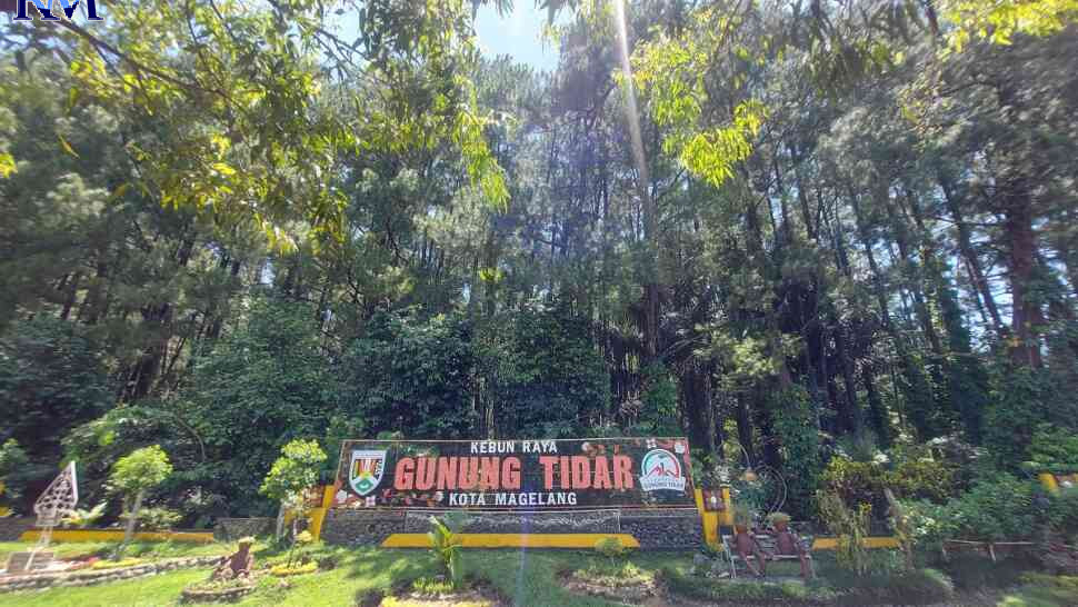 Sebanyak 7.900 orang akan bergandengan tangan mengelilingi Gunung Tidar sambil membawa bendera merah putih, pada 15 Maret 2023. (PUPUT PUSPITASARI/JAWA POS RADAR MAGELANG