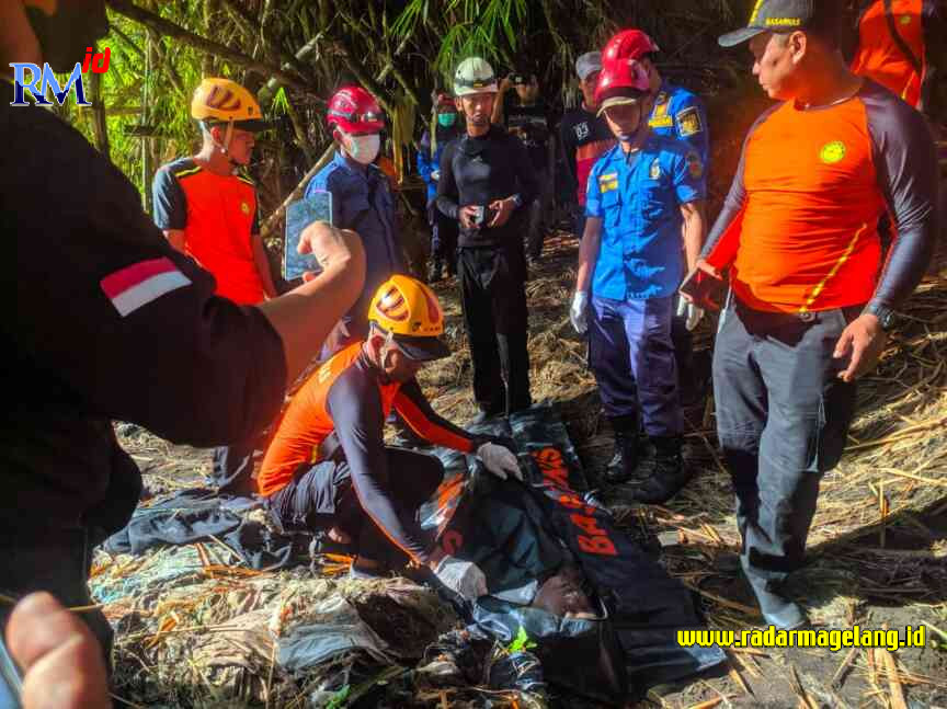 Tim SAR gabungan saat mengevakuasi Muhammad Teguh Susilo, 26, pemancing yang hanyut di Sungai Progo Senin (6/3/2023). (IST)