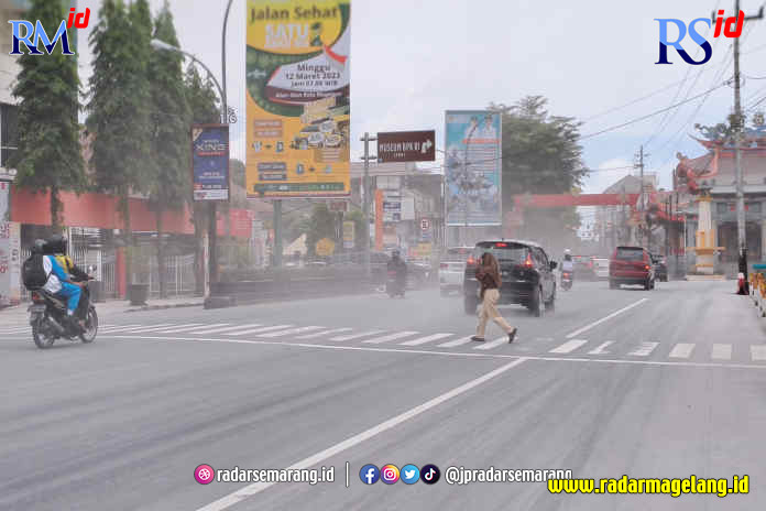 Hujan abu di Alun-alun Kota Magelang, Sabtu (11/3). (ROFIK SYARIF G P/JAWA POS RADAR SEMARANG)