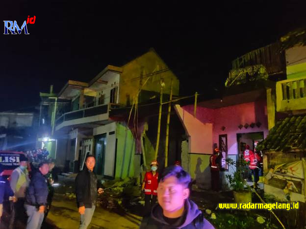 Polresta Magelang saat olah TKP di Giriwarno, Kaliangkrik, Kabupaten Magelang, Minggu (26/3/2023) di lokasi rumah warga yang terkeda ledakan mercon. (M. Iqbal Amar/JAWA POS RADAR MAGELANG)