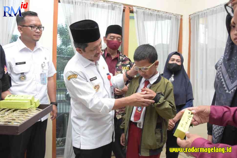 Bupati Afif Nurhidayat menyerahkan kacamata medis untuk penderita glaukoma. (IST)