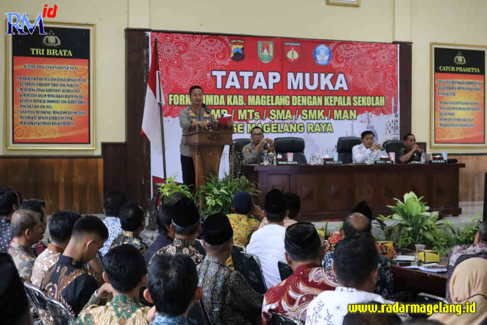 Kapolresta Magelang Kombes Pol Ruruh Wicaksono memberikan arahan kepada kepala sekolah se-Magelang raya dalam mengantisipasi kejahatan remaja, di gedung Bhayangkara Utama Polresta Magelang, Rabu (15/3). (Polresta Magelang for Jawa Pos Radar Magelang)