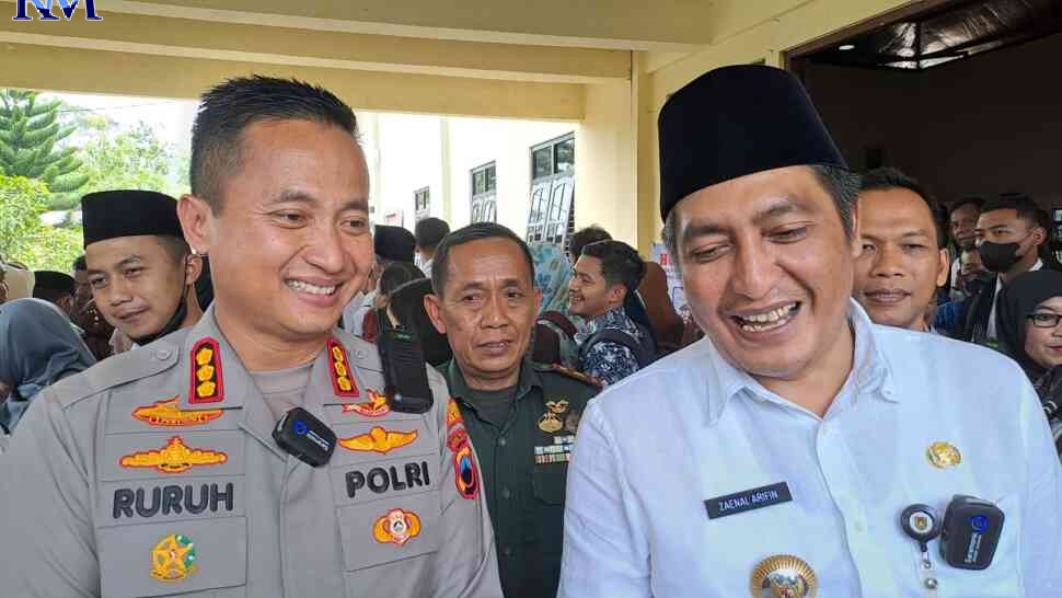 Kapolresta Magelang Kombes Pol Ruruh Wicaksono bersama Bupati Magelang Zaenal Arifin usai memberi pengarahan pada para kepala sekolah. (Rofik Syarif GP/Radar Magelang)