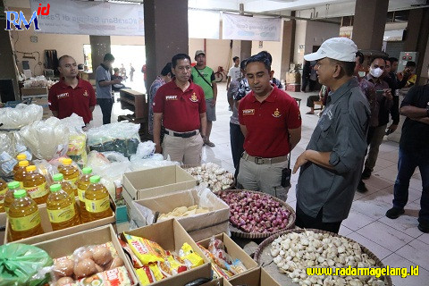 Kasareskrim Polresta Magelang bersama Kabid Perdagangan Disdagkop dan UKM Kabupaten Magelang memantau bahan pokok di Pasar Muntilan, Jumat (24/3).