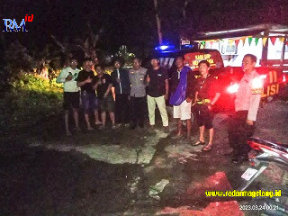 Petugas Polsek Salaman bersama warga usai membubarkan perang sarung yang melibatkan dua kampung, Kamis (23/3) tengah malam. (IST)