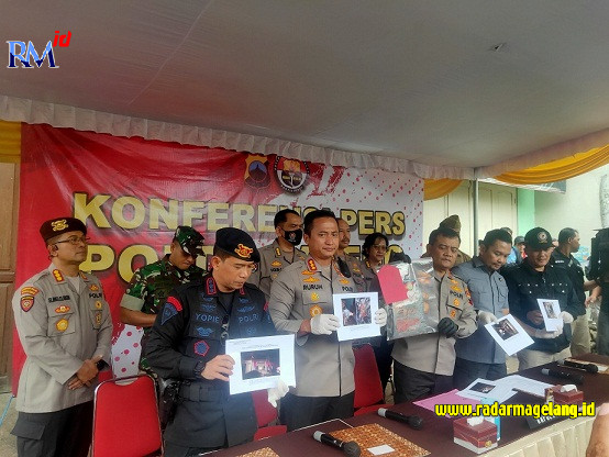 Kapolda Jateng Irjen Ahmad Luthfi saat menggelar konferensi pers didampingi oleh Kapolresta Magelang Kombes Pol Ruruh Wicaksono di TKP, Senin (27/3/2023). (M. IQBAL AMAR/Jawa Pos Radar Magelang)