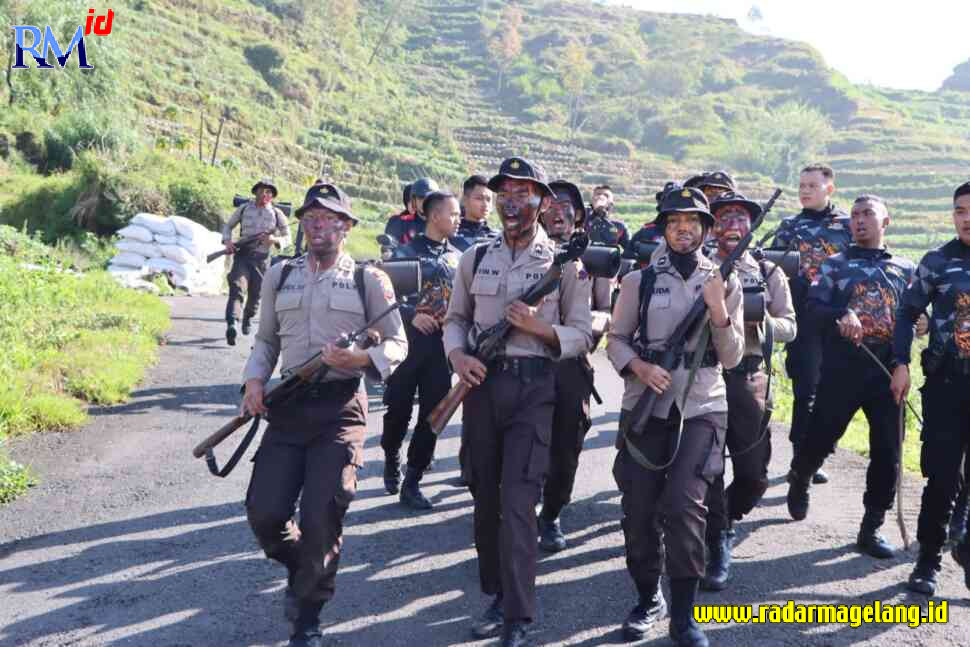 Sebanyak 11 bintara remaja mengikuti long march sebagai bagian dari prosesi tradisi pembaretan di Polres Wonosobo. (IST)