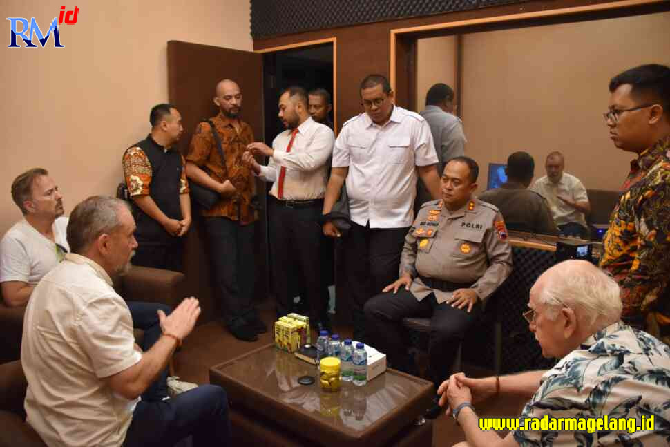 Kapolres Wonosobo AKBP Eko Novan Prasetyo Puspito berbincang dengan Prof Ray Bull, Senin (6/3) usai meresmikan ruang interview investigasi.