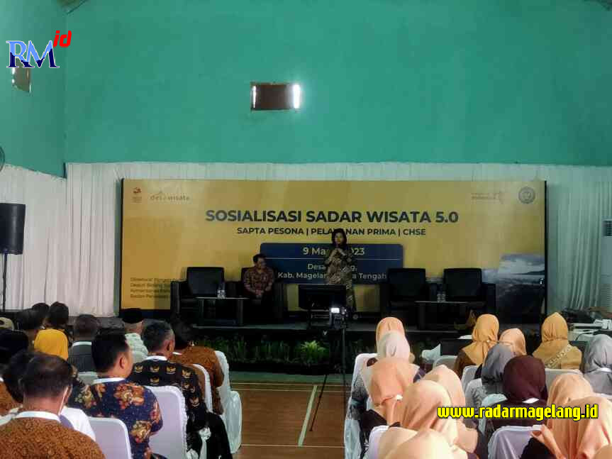 Para pelaku wisata di Desa Bojong, Kecamatan Mungkid sedang mengikuti sosialisasi sadar wisata oleh Kemenparekraf di Balai Desa Bojong. (M. Iqbal Amar/Jawa Pos Radar Magelang)