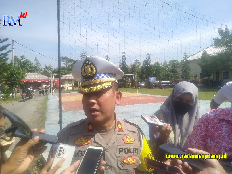Kompol Agus Santoso diwawancarai awak media Senin (17/4/2023). M. IQBAL AMAR/JAWA POS RADAR MAGELANG