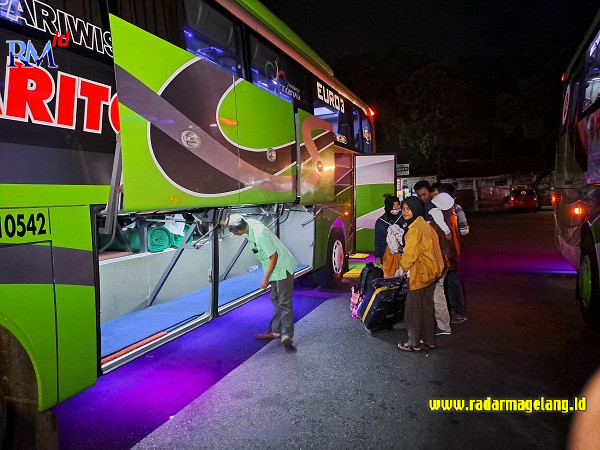 Peserta pemudik gratis mulai tiba di Terminal Tidar Kota Magelang, Selasa (18/4) malam. (ROFIK SYARIF G P/RADAR MAGELANG)
