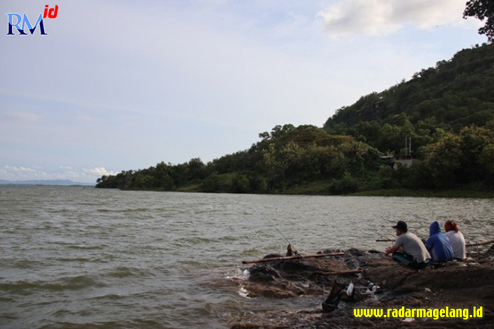 Pemancing di perairan Waduk Gajah Mungkur kerap mendapatkan red devil. Populasi ikan predator ini disebut-sebut semakin pesat.IWAN ADI LUHUNG/RADAR SOLO