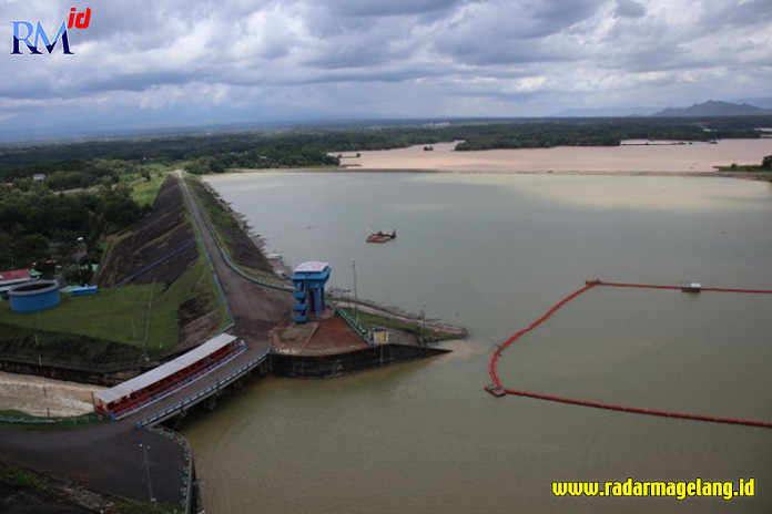 Populasi red devil di Waduk Gajah Mungkur belum diketahui secara pasti. Namun, semakin sering nelayan maupun pemancing mendapatkan ikan predator tersebut. (IWAN ADI LUHUNG/RADAR SOLO)
