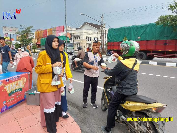 Siswa SMP Mutual Magelang saat membagikan takjil. (IST)