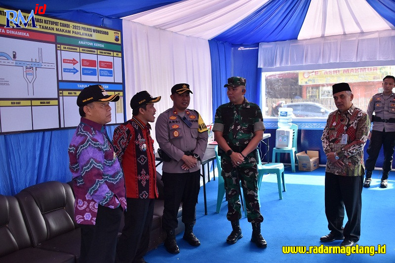 Forkopimda Kabupaten Wonosobo ketika meninjau pos pengamanan Lebaran 2023, kemarin (18/4). (IST)