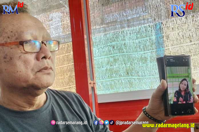 Yusuf Edi Gunawan menunjukkan foto adiknya, Theresia Dewi, yang menjadi korban pembunuhan dukun Slamet Tohari alias Mbah Slamet. (Istimewa)