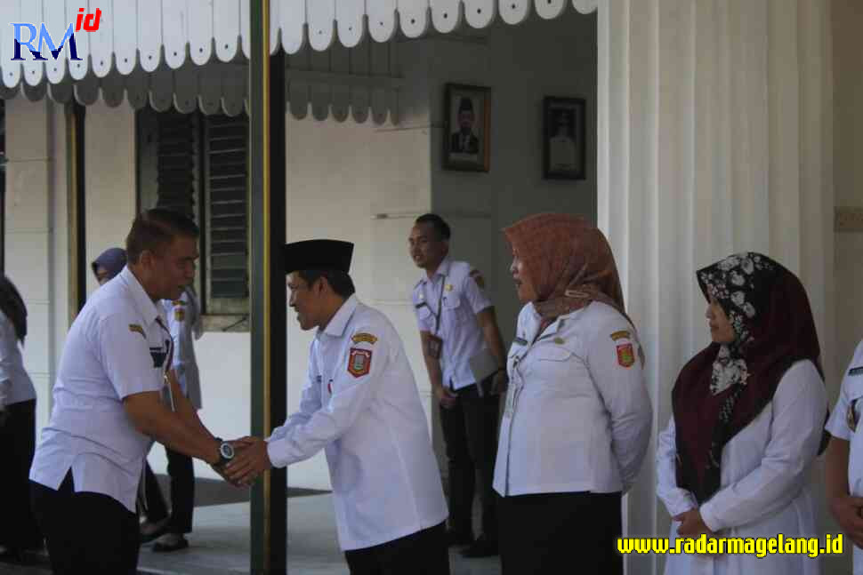 Bupati Wonosobo Afif Nurhidayat bersama Wabup Muhammad ALbar  dan Ketua TP PKK serta Sekda One Andang Wardoyo mengikuti halalbihalal di alun-alun setempat, Rabu (26/4/2023).