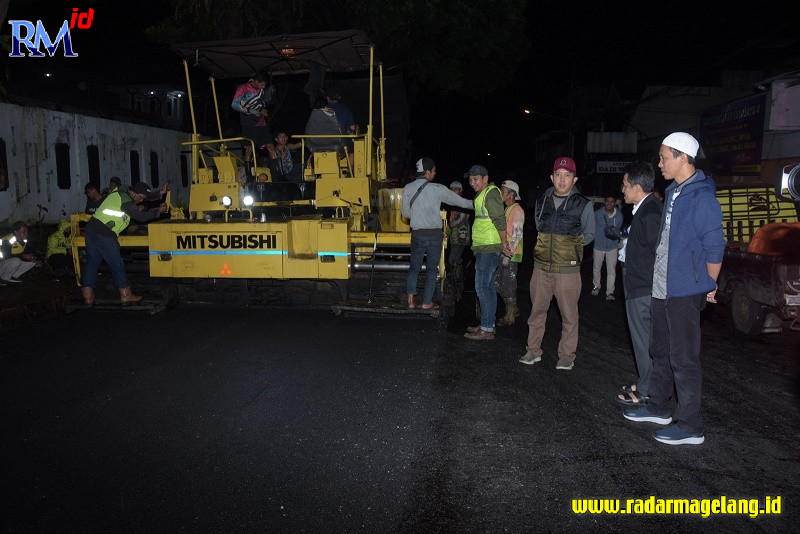 Jalan Resimen di tengah Kota Wonosobo diaspal ulang menjelang Lebaran ini. (IST)