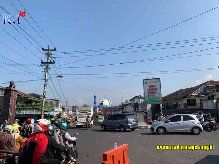 Lalu lintas di kawasan perempatan Pasar Kertek kini mulai landai. Berbeda dengan masa libur Lebaran kemarin yang sangat padat. (Sigit Rahmanto/Radar Magelang)