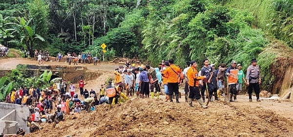 Warga membenahi longsoran tanah yang menimbun rumah dan menewaskan satu pengendara motor pada Jumat (28/4) petang di Dusun Munggang, Desa Derongisor, Mojotengah.