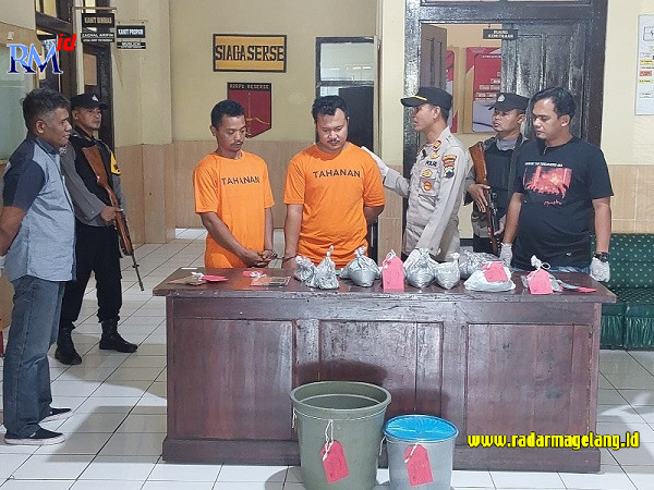 Kedua pelaku penjual obat petasan memakai baju tahanan saat diamankan Polsek Muntilan.